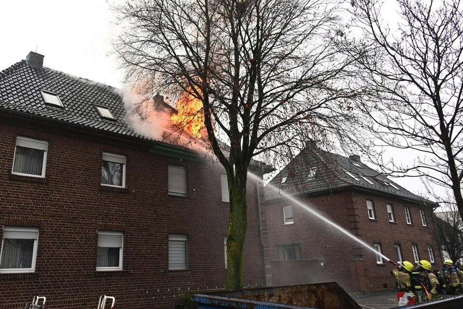 Trotz der raschen Löscharbeiten war der Dachstuhl des Hauses nicht mehr zu retten. Die Bewohner müssen die restlichen Weihnachtstage woanders verbringen.