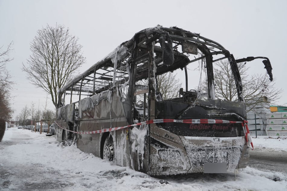 Der Bus brannte vollständig aus.