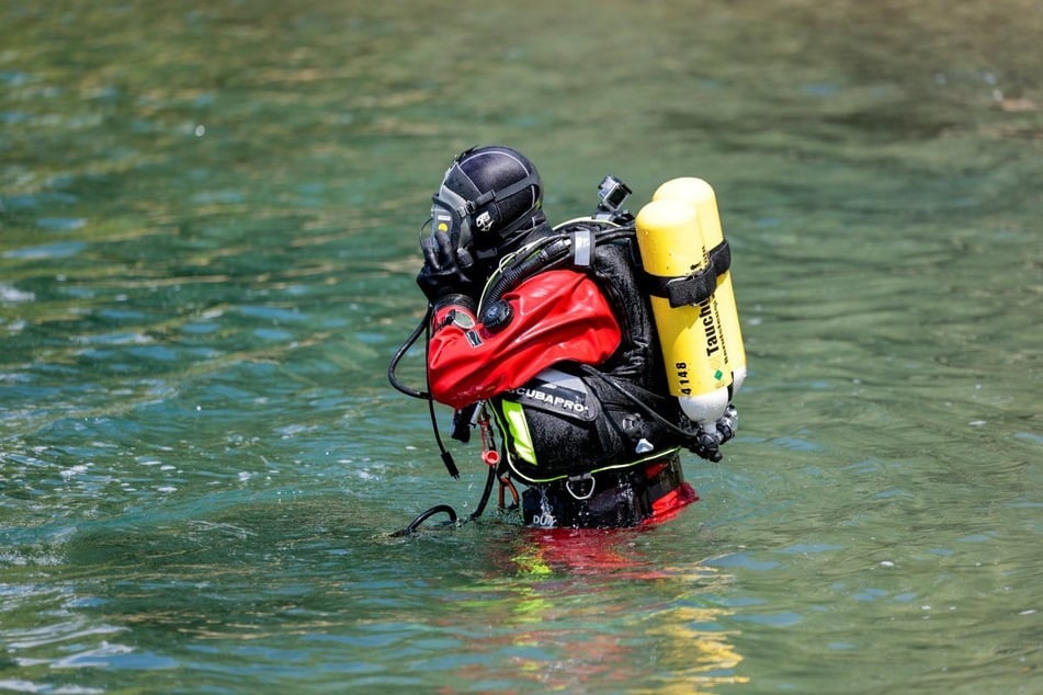 Taucher suchten am Sonntag stundenlang nach dem vermissten Schwimmer, doch ihre Hilfe kam zu spät. (Symbolbild)
