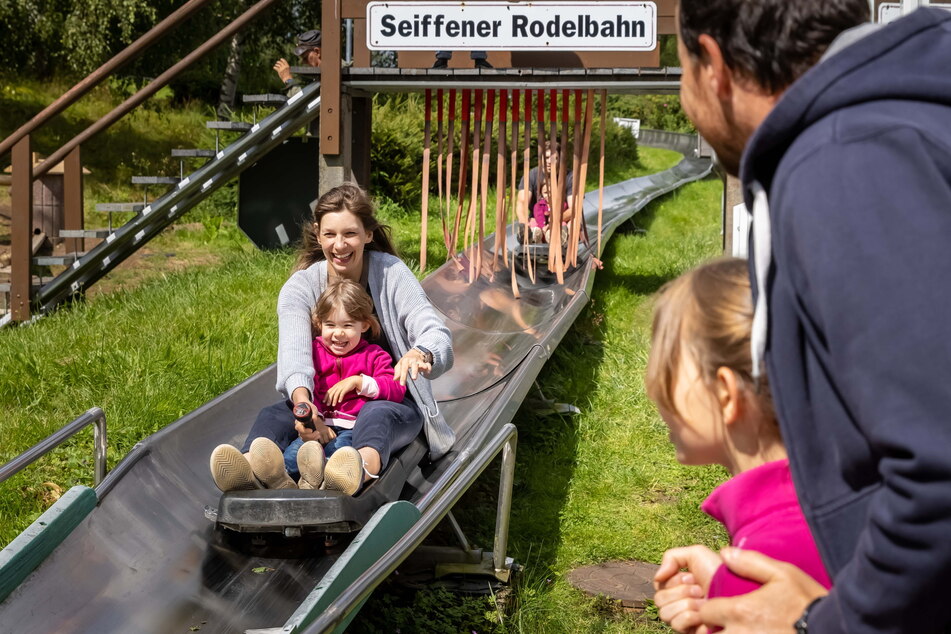 Auf der Sommerrodelbahn in Seiffen könnt Ihr eine 900 Meter lange Strecke fahren.