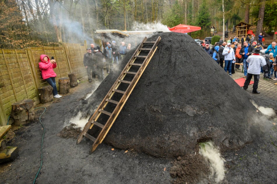 Spektakel im Erzgebirge: Hier brennt der Kohlemeiler wieder