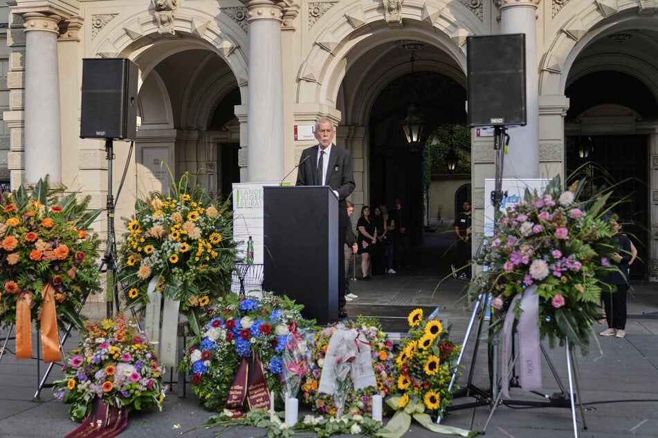 Der österreichische Bundespräsident Alexander Van der Bellen (81) hinterfragt nach dem Amoklauf in Graz nun das Waffenrecht.