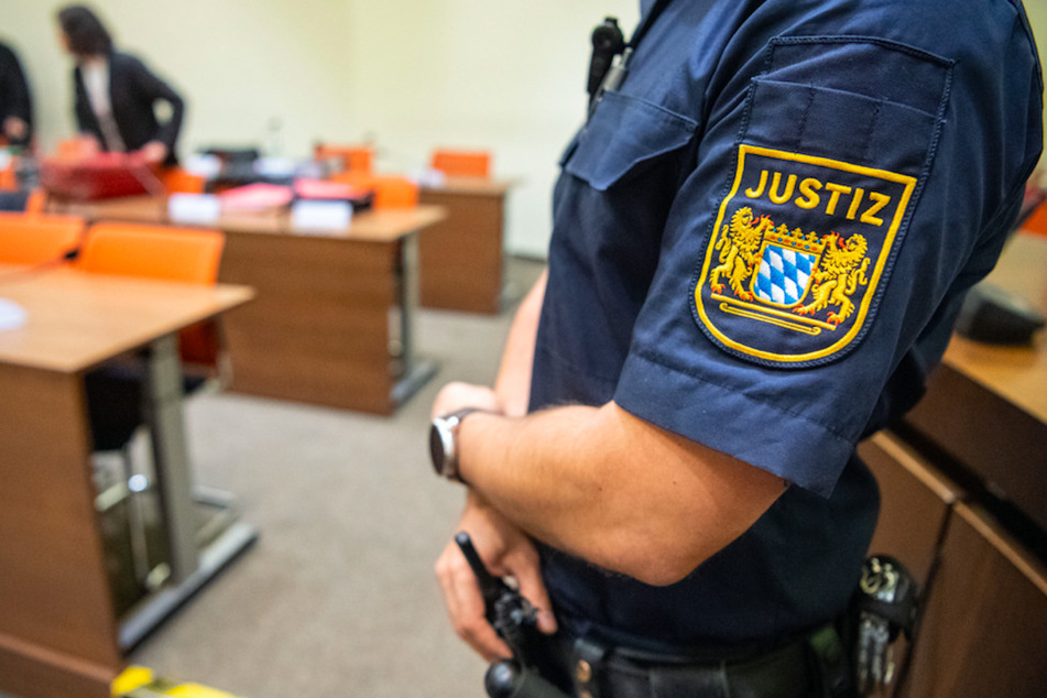 Ein Justizbeamter im Sitzungssaal eines bayerischen Gerichts. (Symbolbild)