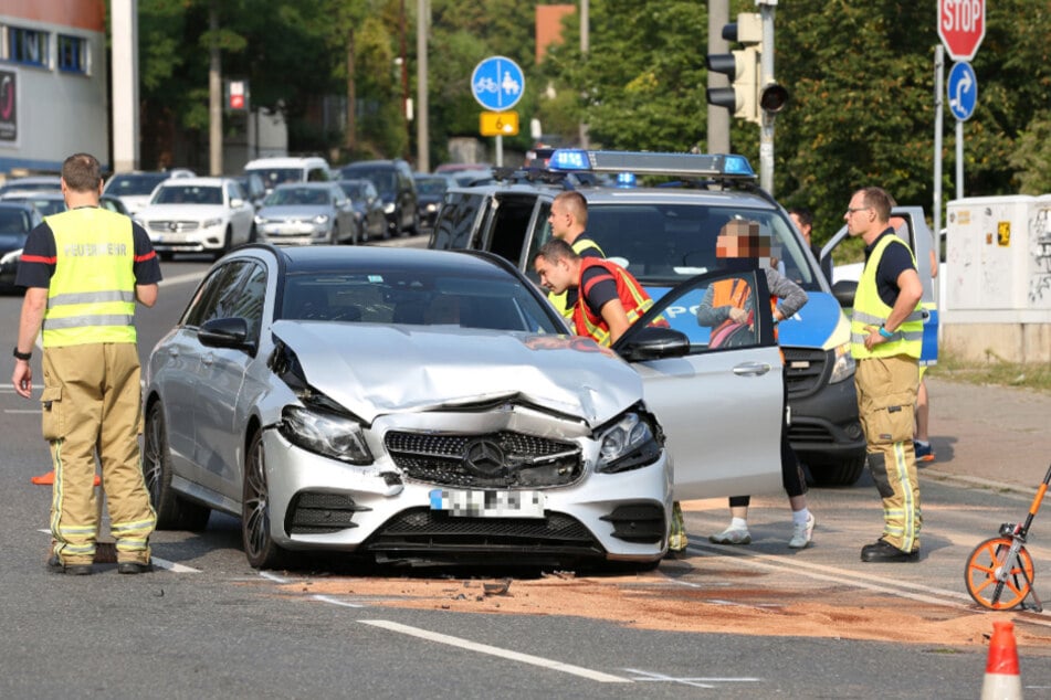 Der Mercedes-Benz musste nach dem Crash abgeschleppt werden.