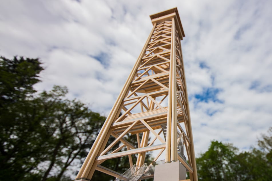 Der Turm wird an seiner ursprünglichen Stelle erbaut.