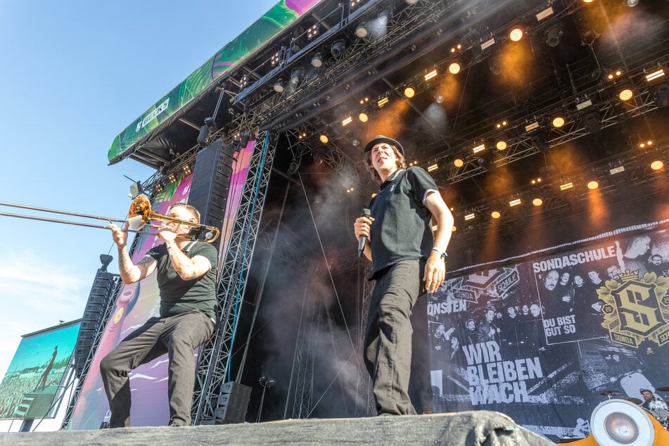 Am Nachmittag lieferten unter anderem "Sondaschule" die Extra-Portion Punk Rock für das Party-Publikum.