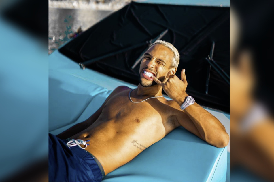 Simon Desue (30) schmeißt sich für Instagram in Pose.