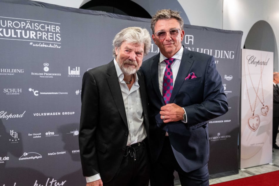 Hans Sigl (55, r.) - seine Krawatte hatte seine Ehefrau herausgesucht - hielt am Abend die Laudatio auf Bergsteiger Reinhold Messner (80).