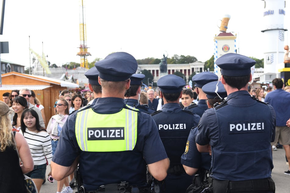 Oktoberfest in München: Mann fotografiert Frau unbemerkt unters Dirndl