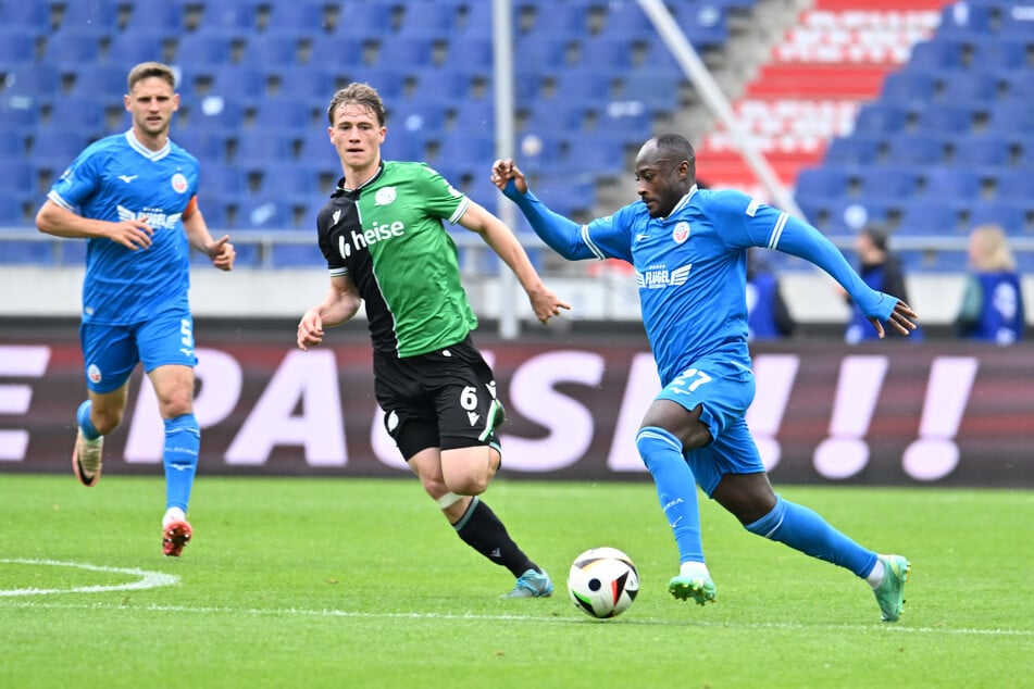 Der variable Offensivkicker gilt als starker Dribbler mit Ball am Fuß und menschlich ´als Frohnatur.