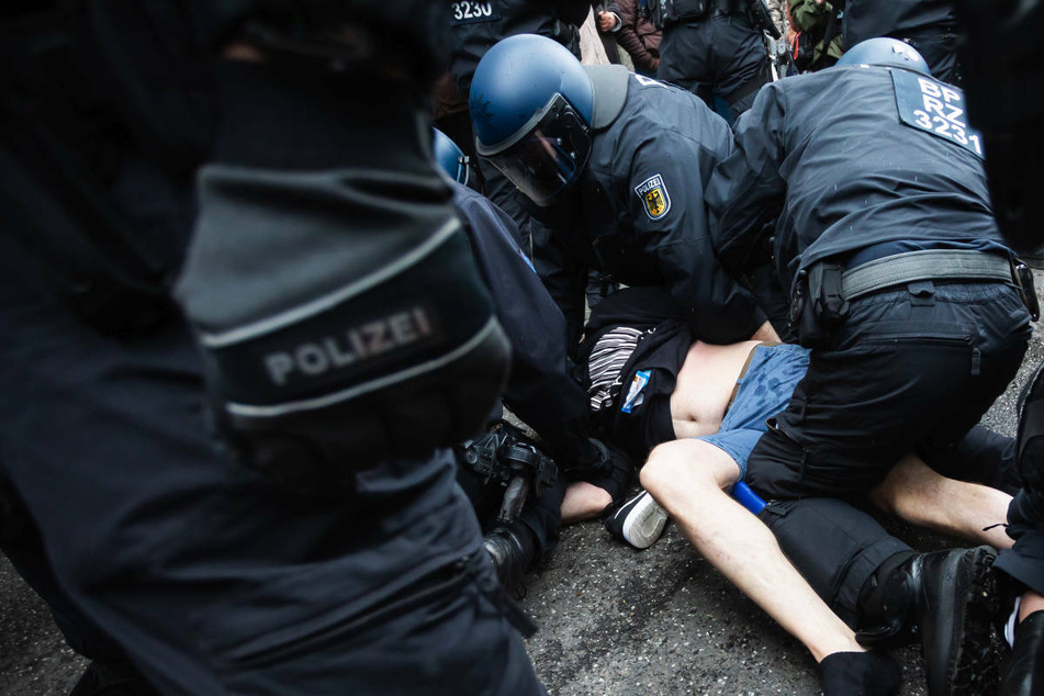 Berlin: Zwischenbilanz zu Corona-Demos in Berlin: Polizei mit rund 200 vorläufigen Festnahmen