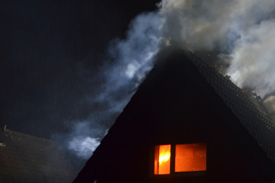 Dachstuhl von Einfamilienhaus brennt lichterloh: Feuerwehr im Großeinsatz