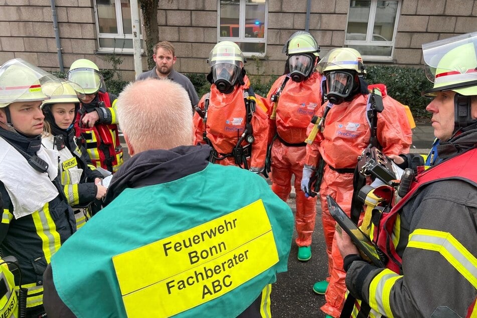 Die Feuerwehr rüstete sich mit Schutzanzügen und Gasmasken und checkte die Tiefgarage gründlich.