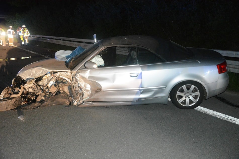 Die Polizei stellte beide Autos nach dem tödlichen Frontalzusammenstoß sicher. Die Ermittlungen zum Unfallhergang dauern an.