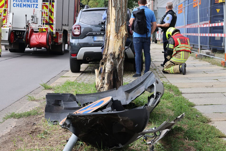 Unfall in Chemnitzer Innenstadt: Dacia kracht gegen Baum