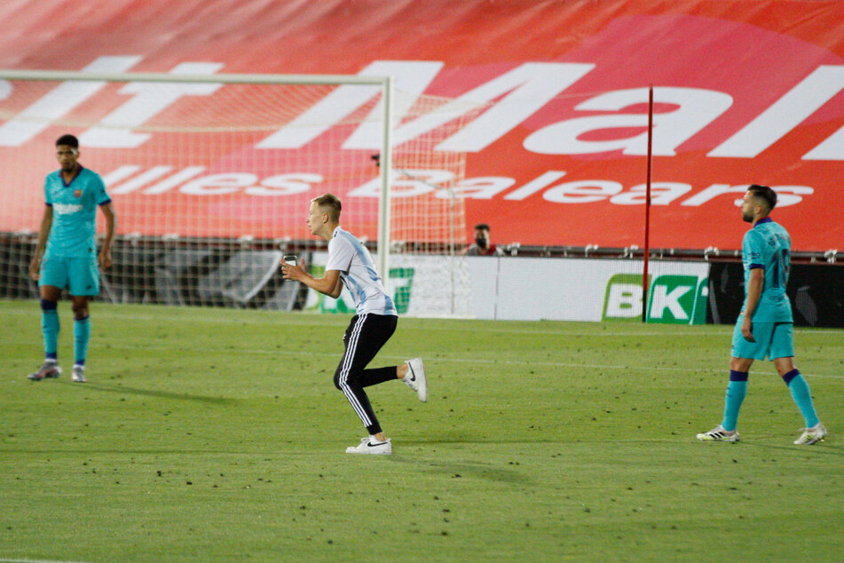 Im Trikot der argentinischen Nationalmannschaft mit Messis Rückennummer 10 stürmte er am Samstag auf das Feld und machte Schnappschüsse von den Spielern, ehe die Sicherheitskräfte zügig eingriffen.