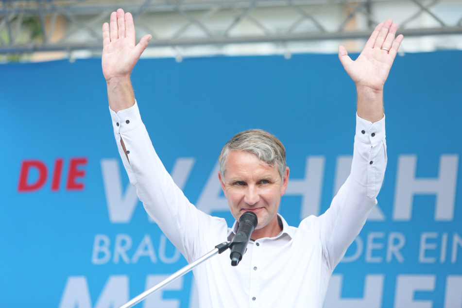 Der Rechtsextremismusexperte und Soziologe Matthias Quent hat sich dafür ausgesprochen, die AfD bei Posten und Gremien auszugrenzen. Grund: Die völkische Strömung der Partei um Björn Höcke (49) gewinnt zunehmend an Einfluss auf Bundesebene.