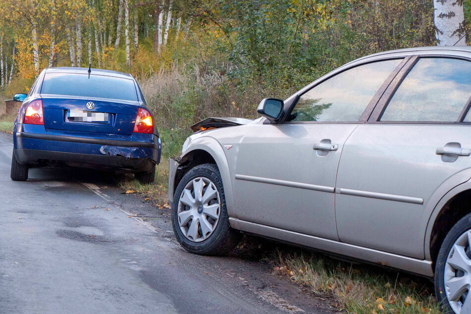 Sowohl der Ford als auch der VW wurden durch den Unfall beschädigt.