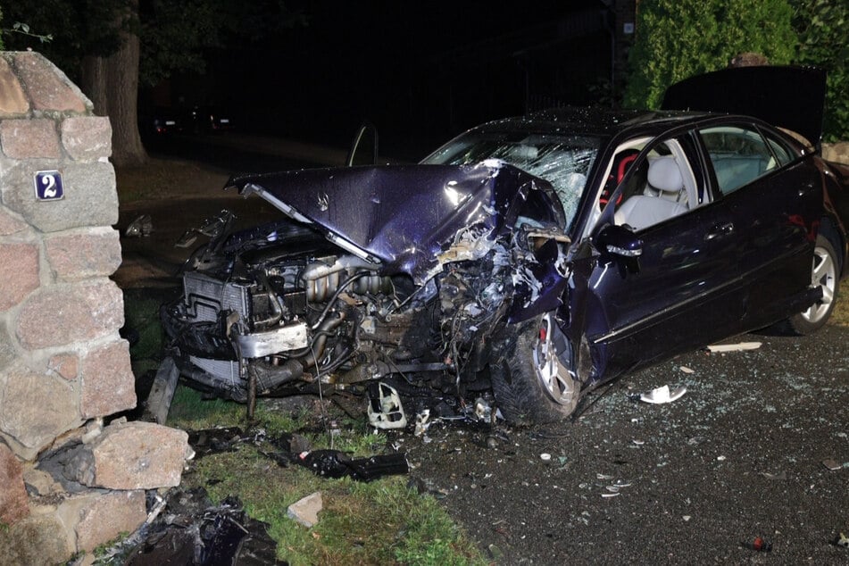 In der Nacht zu Mittwoch krachte ein Auto in Niedersachsen gegen eine Mauer auf einem Grundstück.