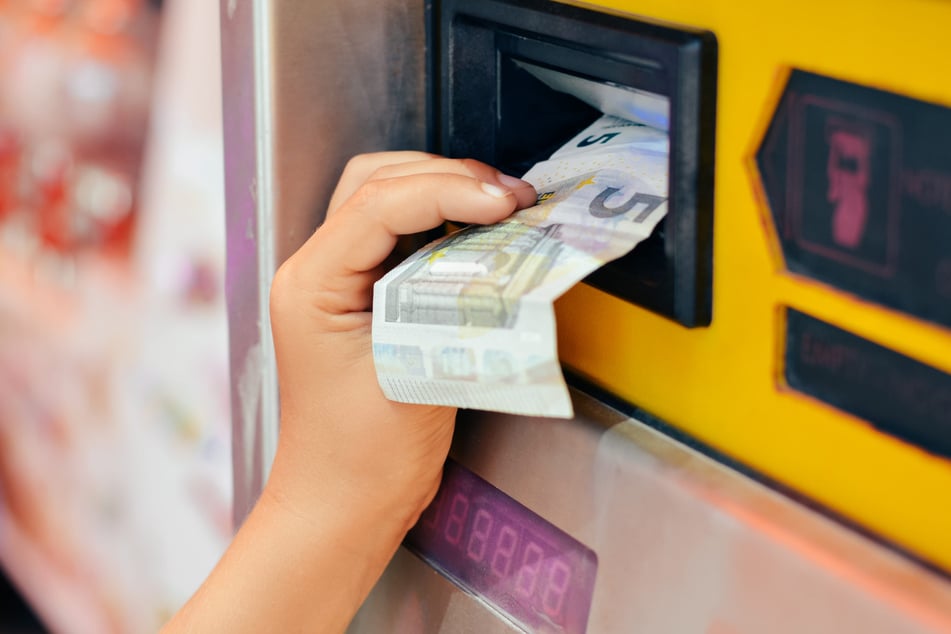 Immer mehr Geld verschwindet im Fahrkartenautomaten. Die Nahverkehrsverbünde haben die Ticketpreise angehoben.