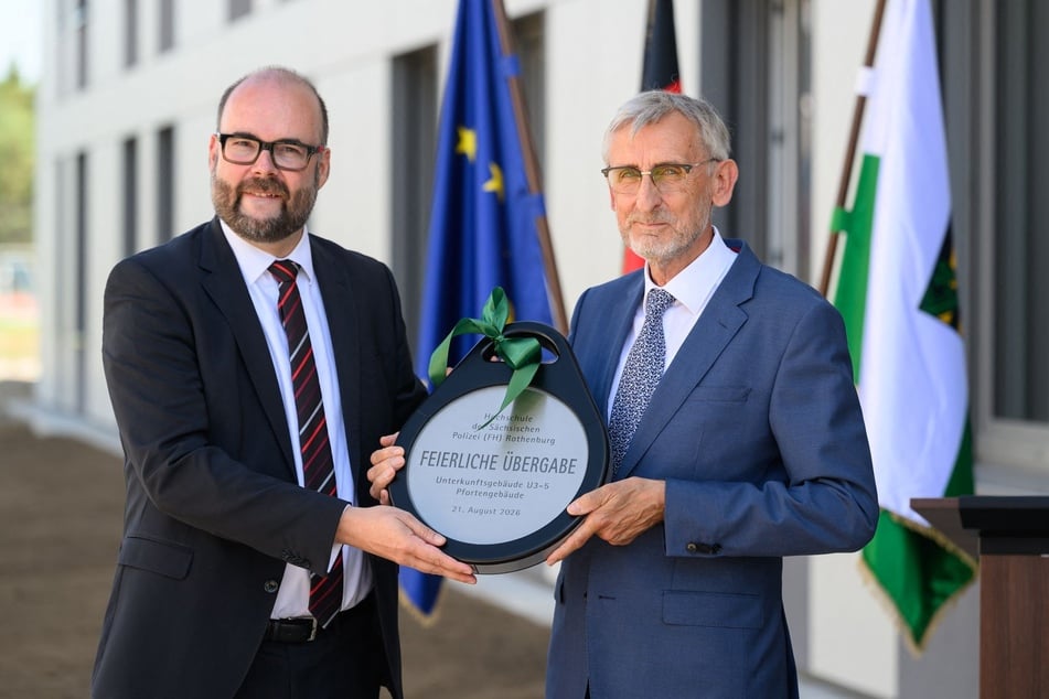 Finanzminister Christian Piwarz (51, l.) und Innenminister Armin Schuster (65, beide CDU) überreichten einen symbolischen Schlüssel für die neuen Unterkünfte.