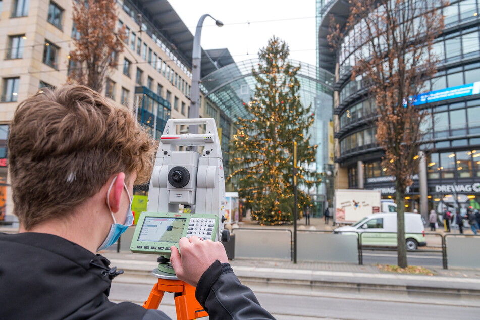 Vermesser-Lehrling Nico Körner (17) nimmt den Weihnachtsbaum im WTC ins Visier. Der schafft es in Dresden leider nur auf Platz 2 in Sachen Höhe.