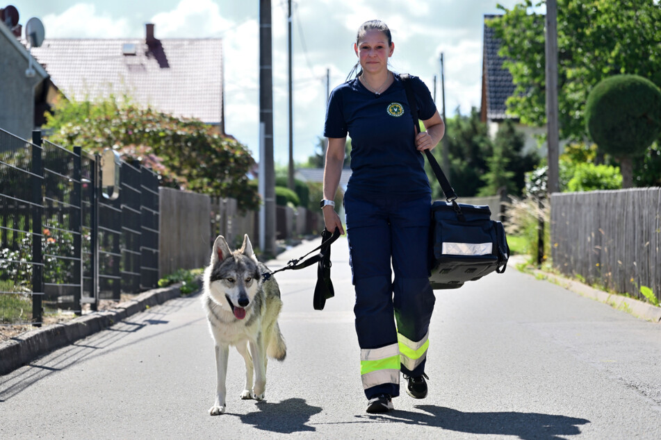 Müssen derzeit auf ein Rettungsfahrzeug verzichten: Eileen Witt (48) von der Tierrettung Zwickau mit Wolfshund Askando.