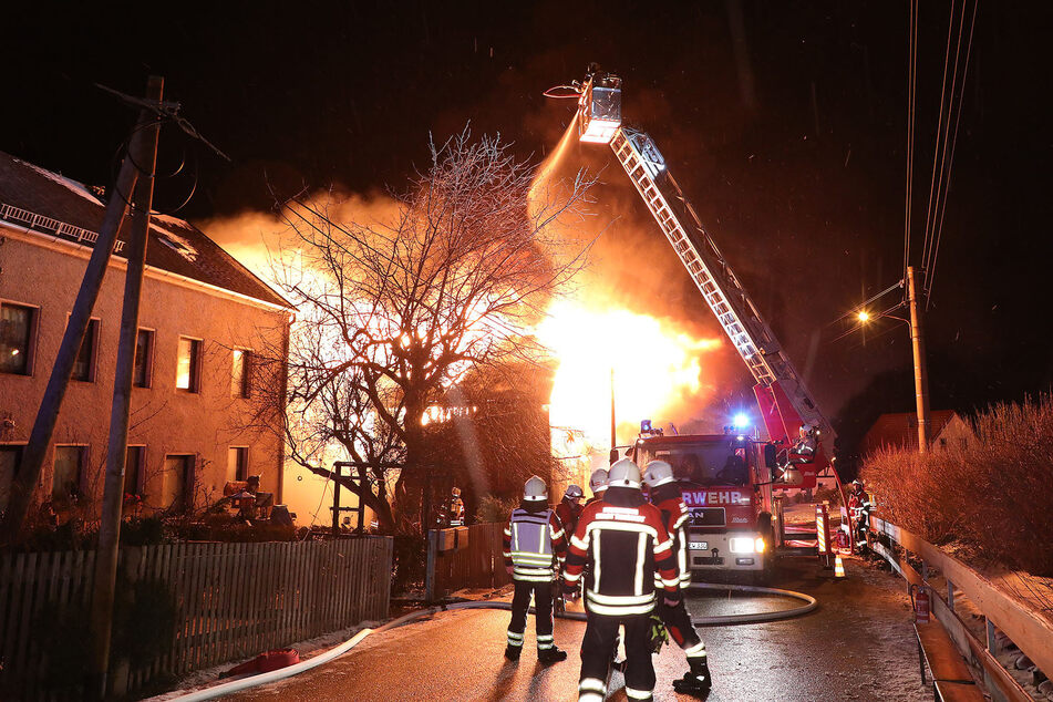 Eine Scheune in Tharandt stand in der Nacht zum Montag in Flammen.