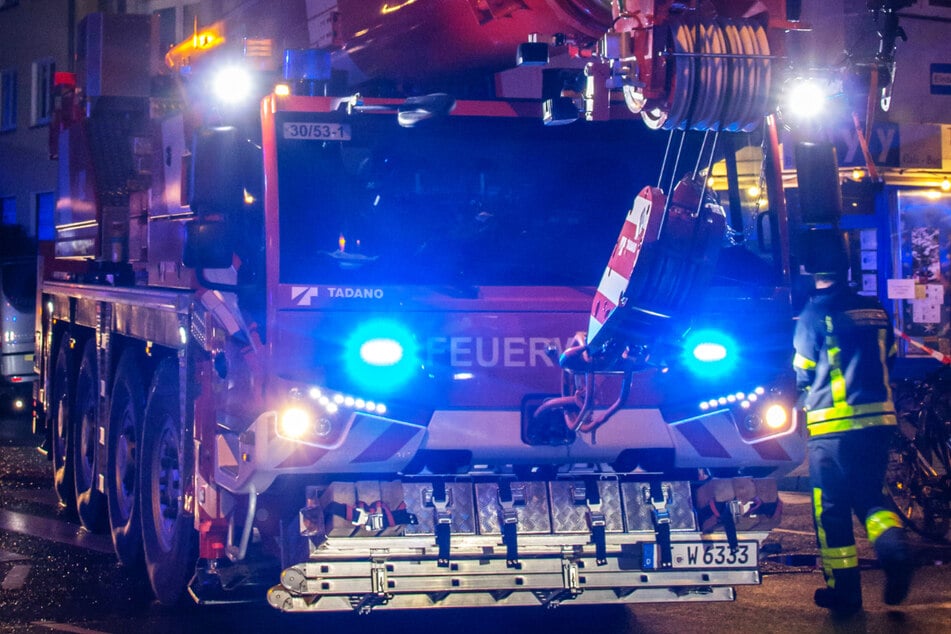 Der Einsatz eines Feuerwehrkrans war notwendig, um die Massen an Unrat aus der Wohnung zu schaffen.