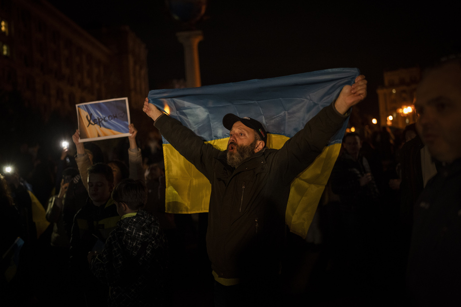 Ukrainer versammeln sich im Zentrum von Kiew, um die Rückeroberung der Stadt Cherson zu feiern.