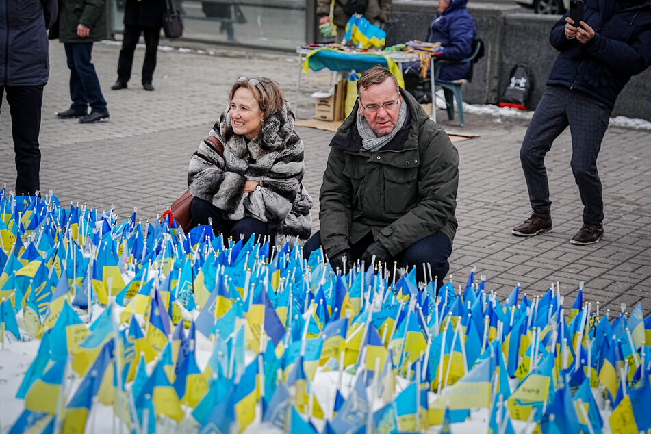 Anka Feldhusen (57) und Verteidigungsminister Boris Pistorius (63, SPD) schauen sich ein Meer ukrainischer Fahnen auf dem Maidan an.
