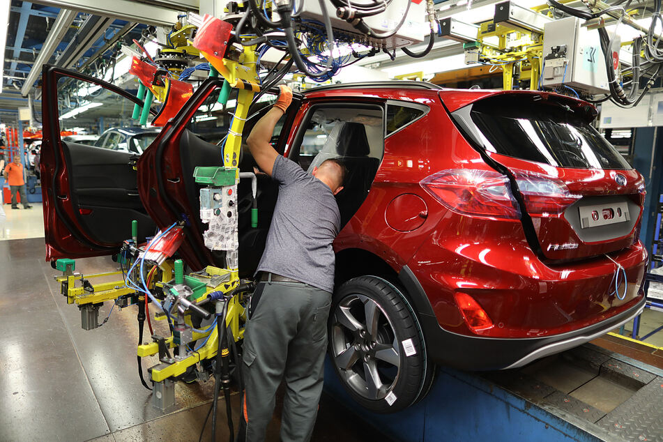 Ein Mitarbeiter baut im Kölner Ford-Werk eine Tür in einen Ford Fiesta ein. Die Produktion des Kleinwagens wird am heutigen Freitag eingestellt.