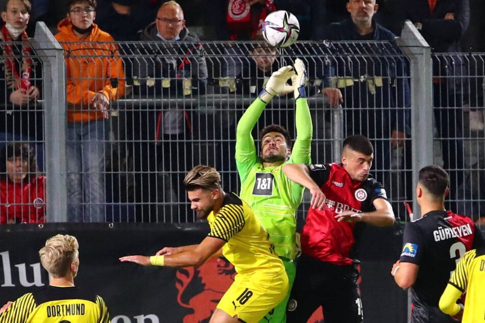 Stefan Drljaca (23, M.) im Vorjahr im Spiel gegen Wiesbaden. Da trugt er noch das Trikot der U23 von Borussia Dortmund. Jetzt ist er in Dresden die Nummer 1.