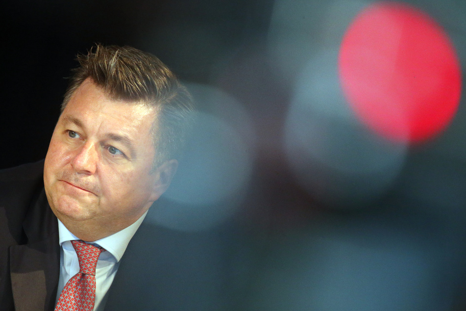 Andreas Geisel sieht Spielen in gefüllten Stadien optimistisch entgegen. Andere Politiker hingegen äußern sich besorgt.