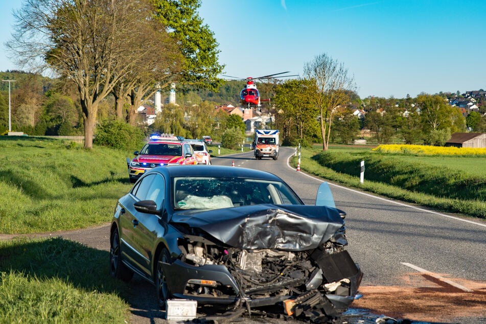 Die 69 Jahre alte Opel-Fahrerin erwischte es so schlimm, dass sie von einem Rettungshubschrauber in eine Klinik geflogen werden musste.