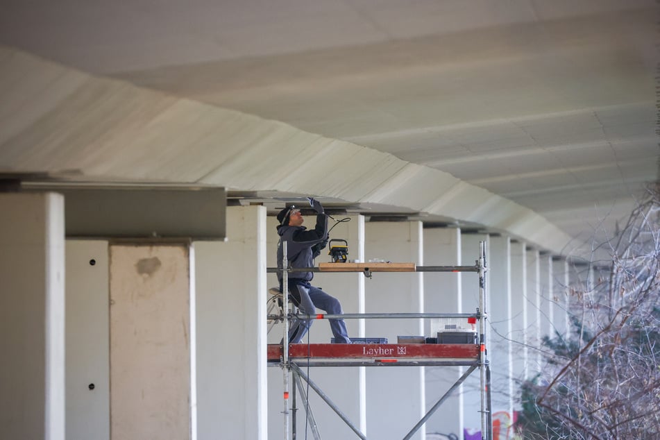 Im Dezember 2024 wurden am unteren Teil der Brücke Proben entnommen. Dieses Mal werden sie am oberen Teil entnommen.
