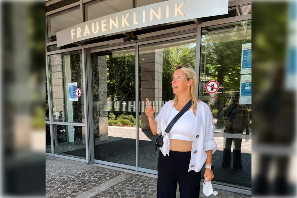 Die 35-Jährige steht vor dem Eingang der Berliner Charité.