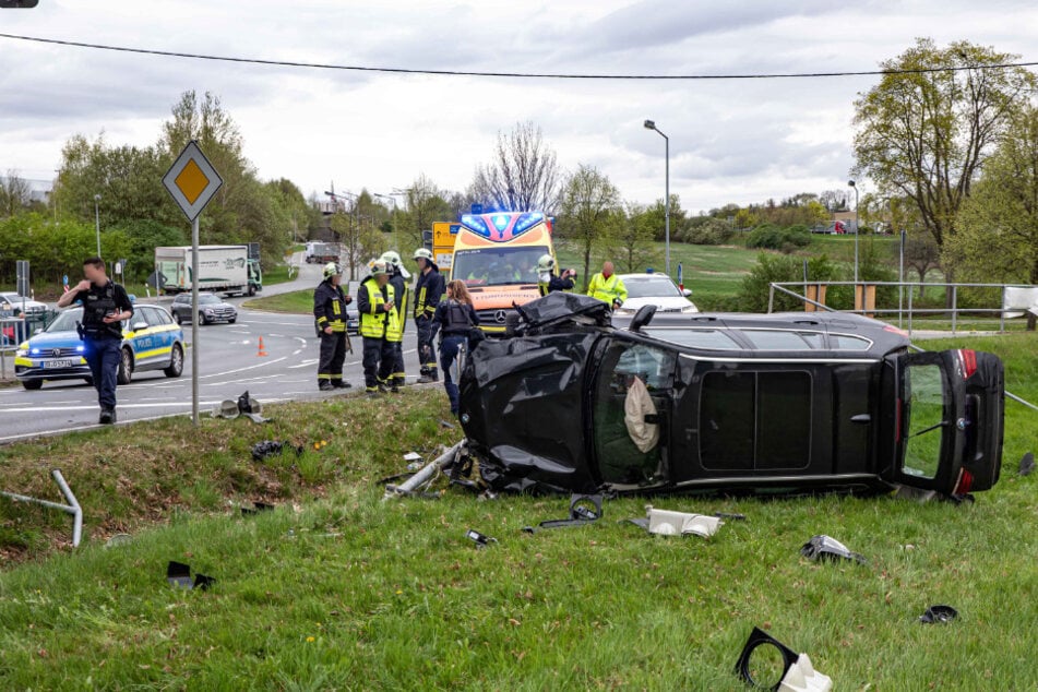 BMW kracht gegen Ampel und Geländer: Fahrer schwer verletzt, 50.000 Euro Schaden