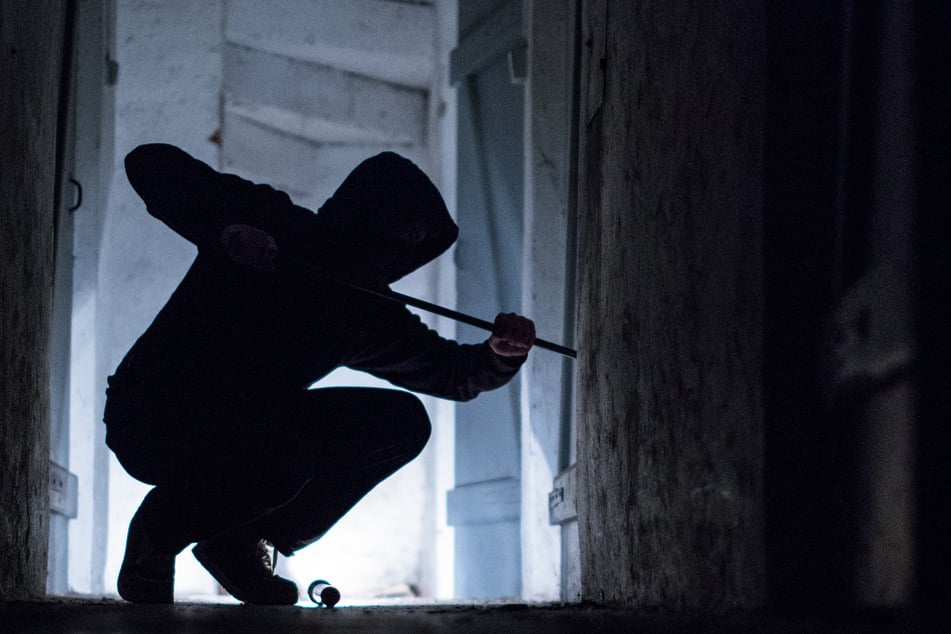 Ein 28-Jähriger hat gestanden, in Wohnungen von Frauen eingebrochen zu sein, auf ihre Wäsche masturbiert und ihnen Videos seines Treibens zugeschickt zu haben. (Symbolbild)