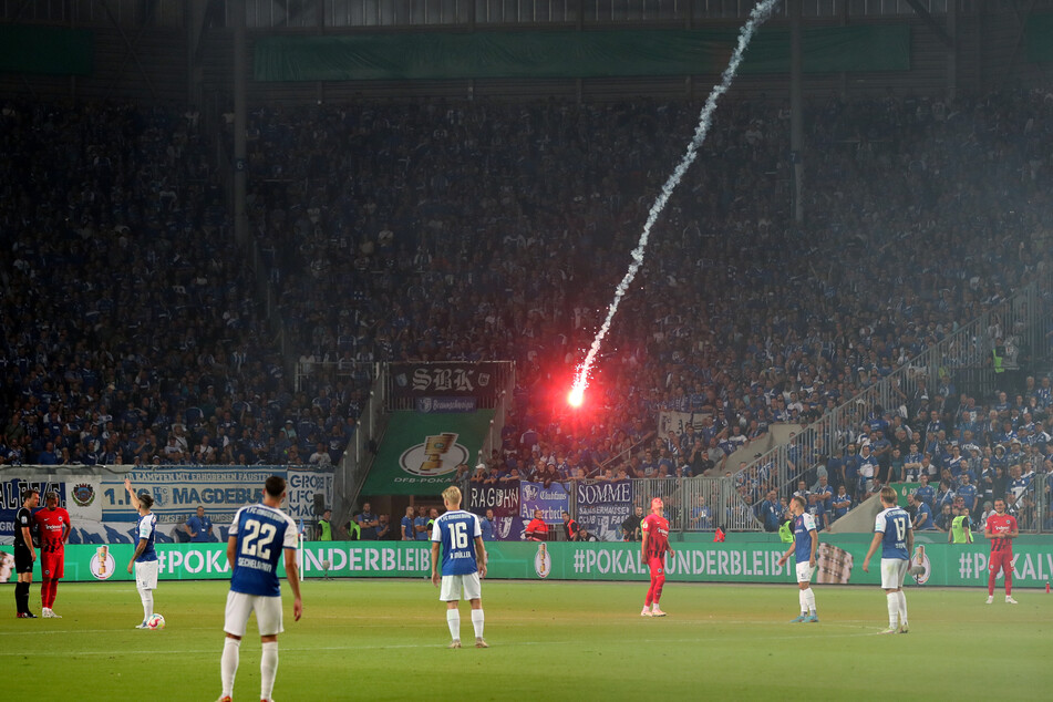Ein Bengalisches Feuer der Eintracht-Anhänger flog sogar in den Fanblock des 1. FC Magdeburg.