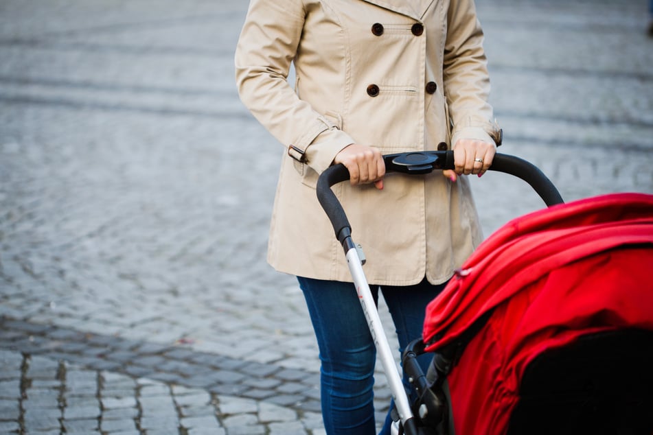 Der Kastenwagen erfasste die Frau samt Kinderwagen beim Rückwärtsfahren (Symbolbild).