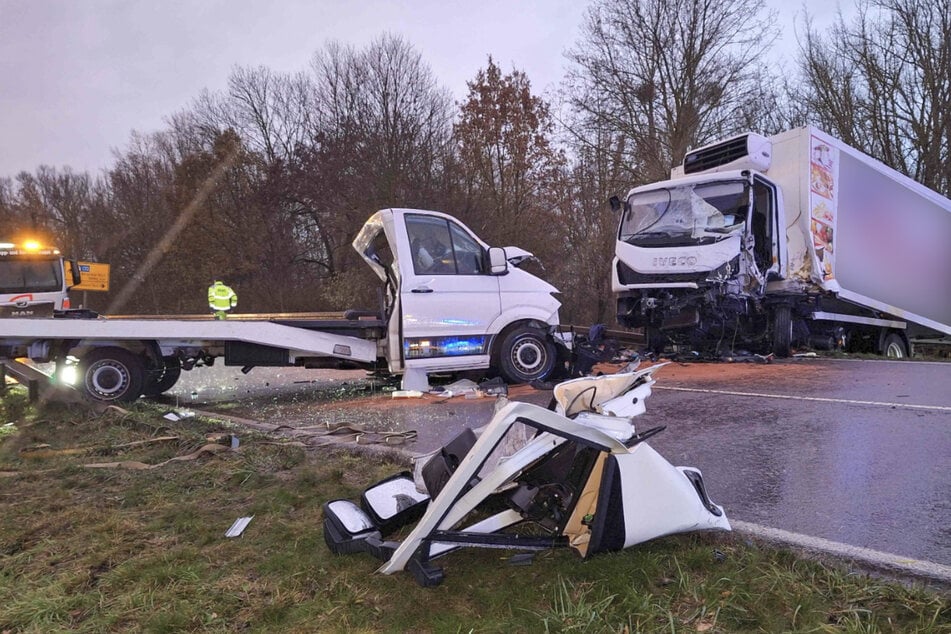Ein Toter und ein Schwerverletzter: Lkw und Transporter kollidieren auf Bundesstraße