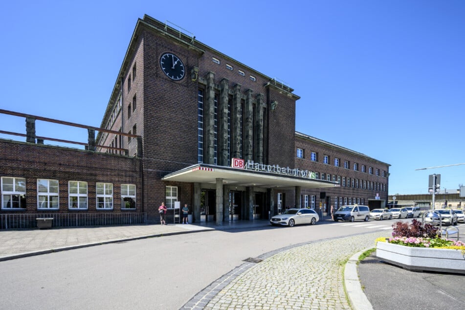 Die Durchsuchung des Zwickauer Hauptbahnhofs dauert derzeit noch an. (Archivbild)