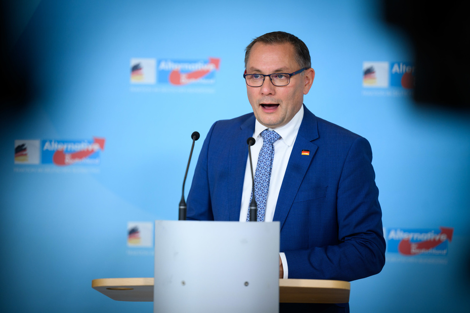 Sein Name stand in der Auflistung direkt unter MP Kretschmer: AfD-Parteichef Tino Chrupalla (48) wurde auch als Mitglied des "Politischen Beirats Wirtschaftsregion Dresden" angeführt.