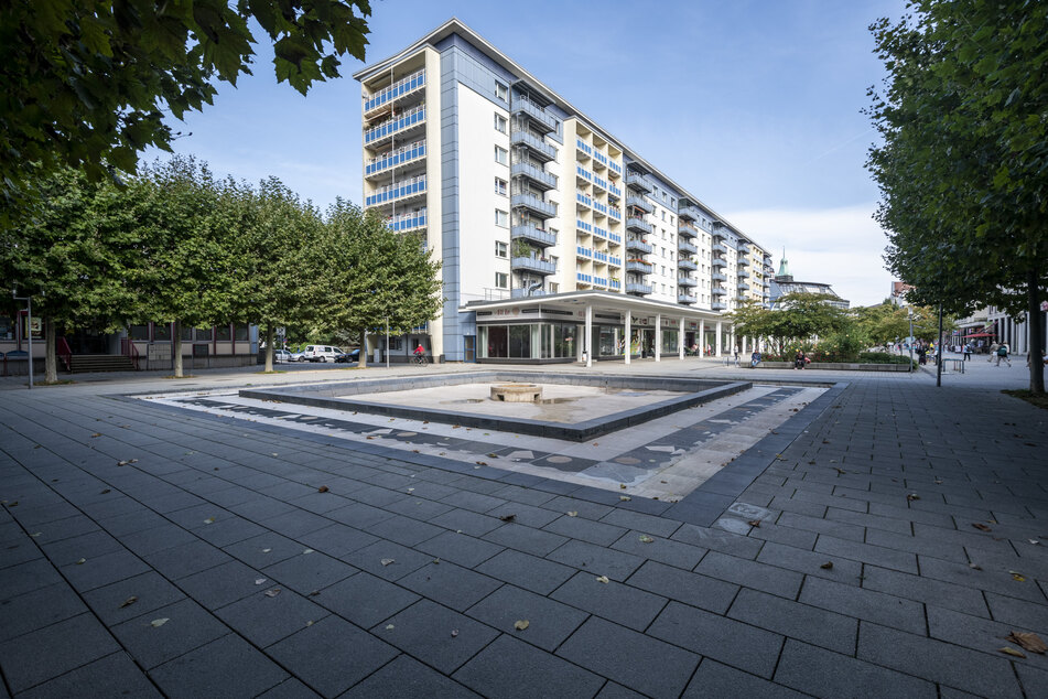 Ein Mann pinkelte am Mittwoch gegen eine Hauswand am Chemnitzer Rosenhof. Anschließend attackierte er einen Passanten.