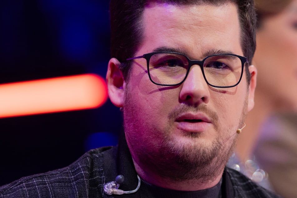 Zuschauer sorgt bei Chris Tall-Show für irritierenden Zwischenfall: "Hast du einen BH an?"
