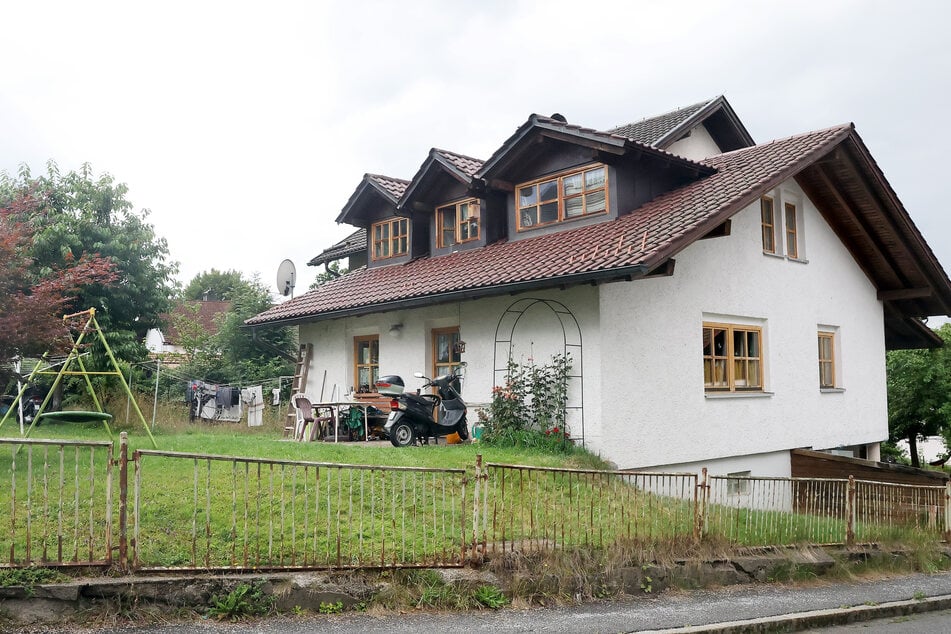 In dem Haus in Zwiesel lebten rund zehn Menschen. Ein Teil musste nun anderweitig unterkommen.