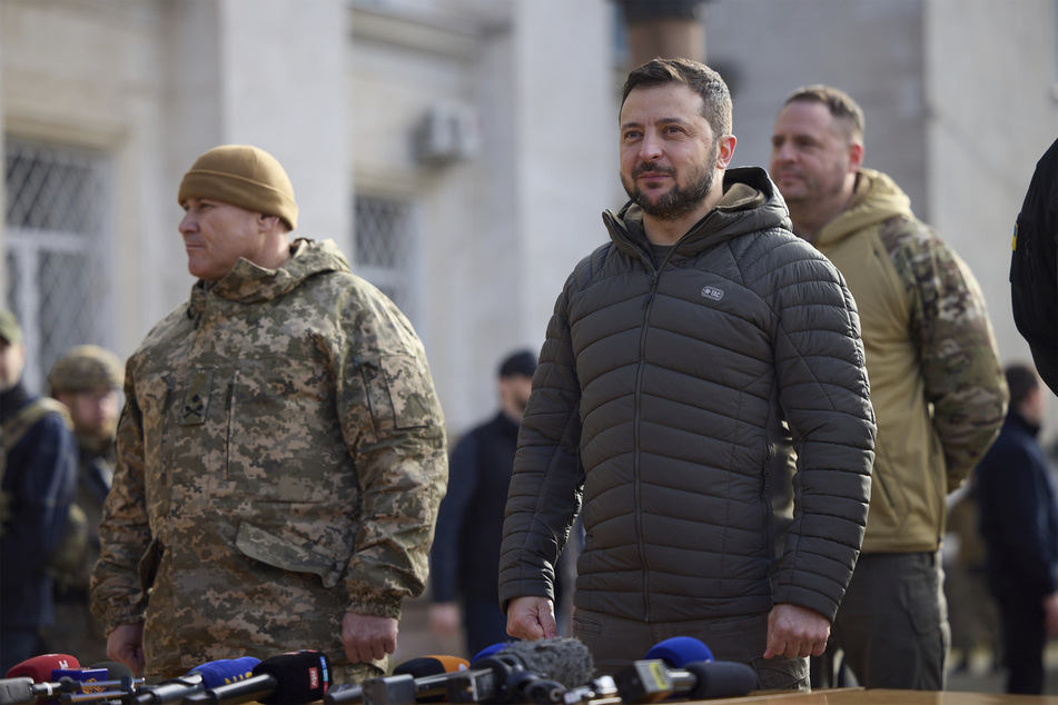 Wolodymyr Selenskyj (44, vorne), Präsident der Ukraine, während eines Besuches in der zurückeroberten Stadt Cherson.