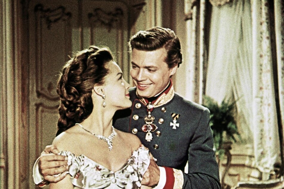 Romy Schneider (†43) als Sissi und Karlheinz Böhm (†86) als Kaiser Franz-Josef sind die Hauptdarsteller in der "Sissi"-Trilogie.