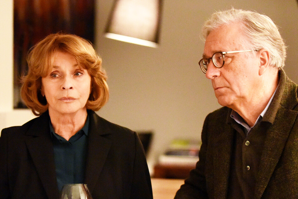 Ihre "Krimi-Paraderolle" ist "Unter Verdacht": Dr. Eva Maria Prohacek (Senta Berger, 79) mit Gerd Anthoff (74).